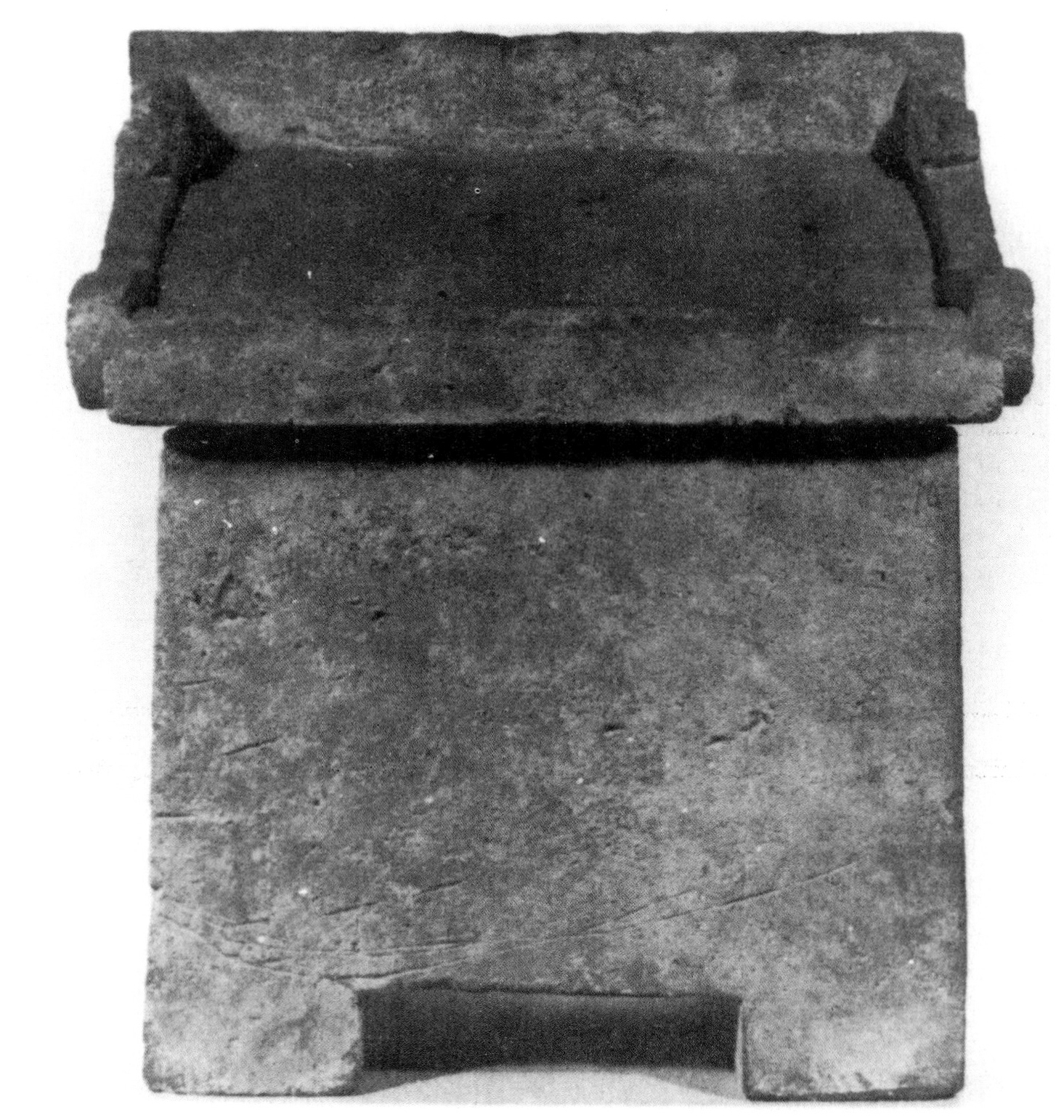 Fig. 12 - Urna volterrana in tufo: cassa parallelepipeda liscia e coperchio displuviato (Volterra, Museo Guarnacci, inv. n. 517).