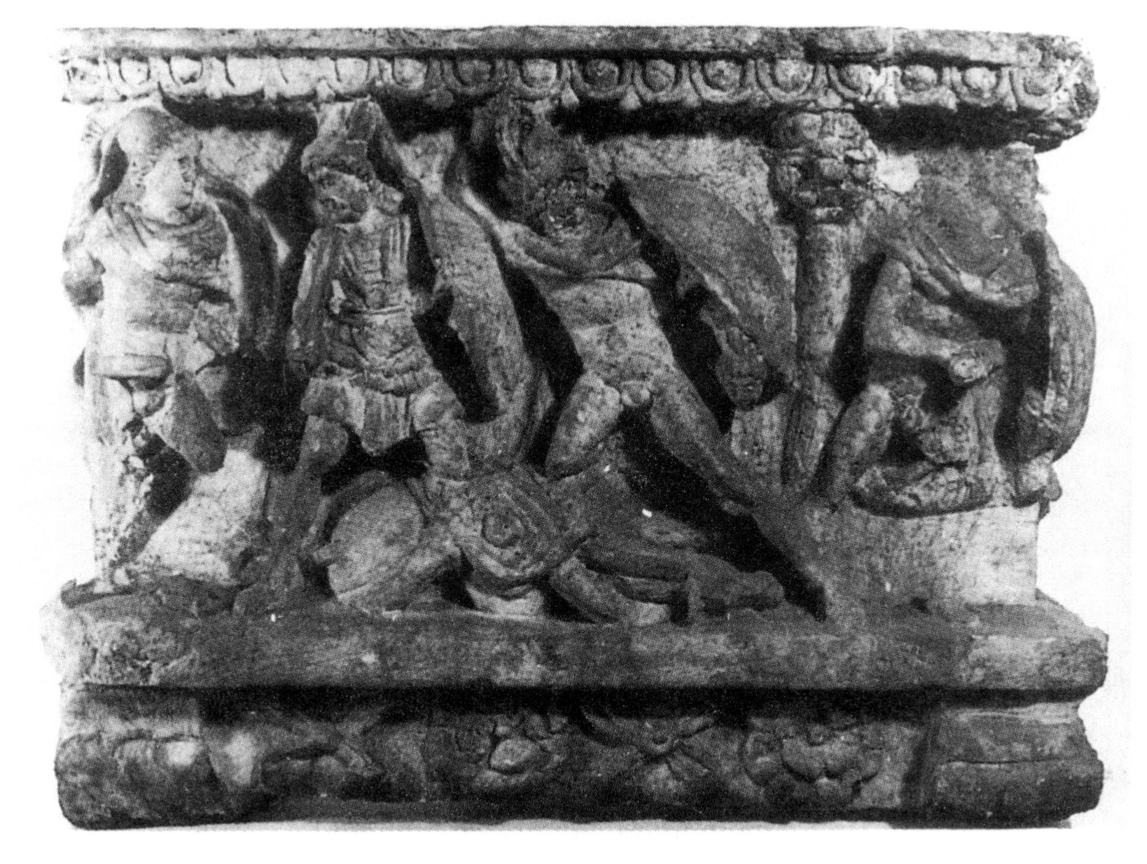 Fig. 16 - Cassa di urna in alabastro con cornice di tipo Me zoccolo a lascia liscia (Volterra, Museo Guarnacci, inv. n. 258).