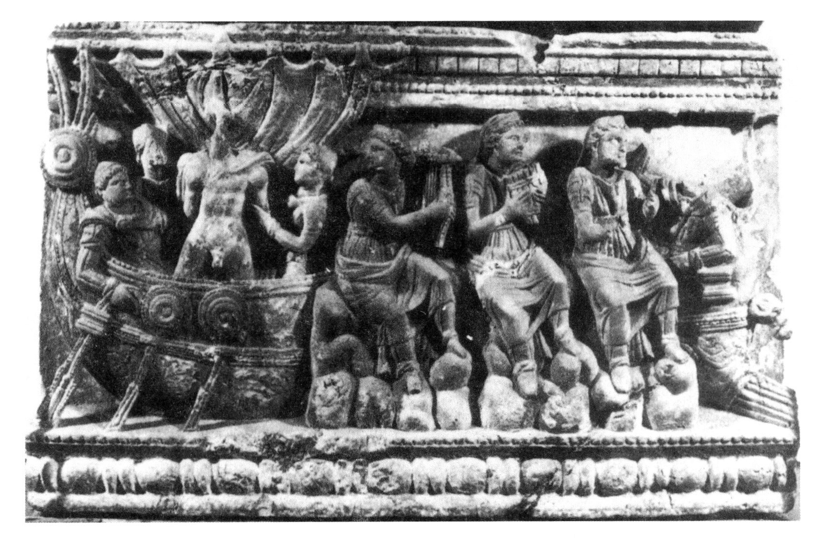 Fig. 20 - Cassa di urna in alabastro con cornice di tipo G e zoccolo di tipo F (Volterra, Museo Guarnacci, inv. n. 280).