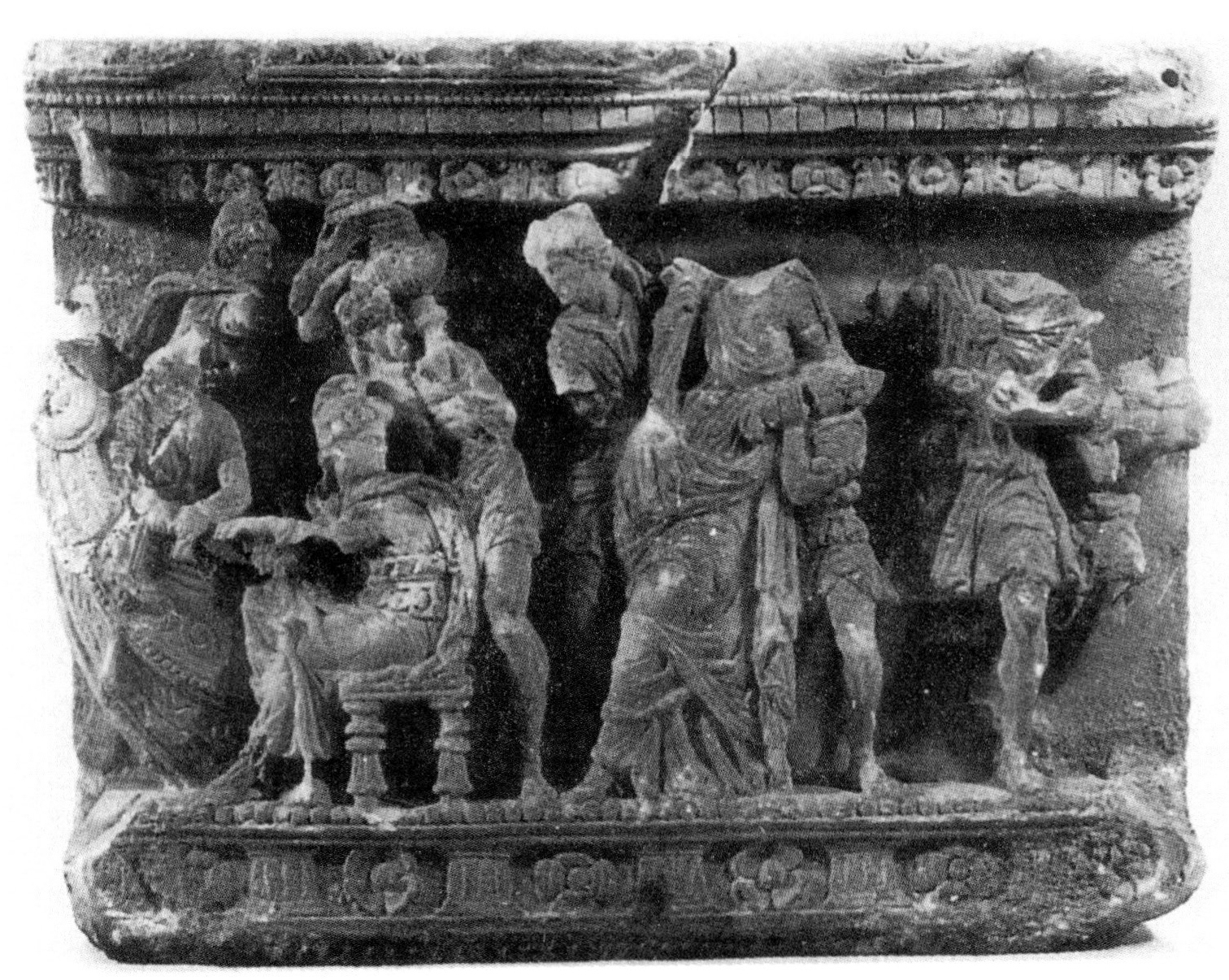 Fig. 22 - Cassa di urna in alabastro con cornice di tipo Le zoccolo di tipo H (Volterra, Museo Guarnacci, inv. n. 256).