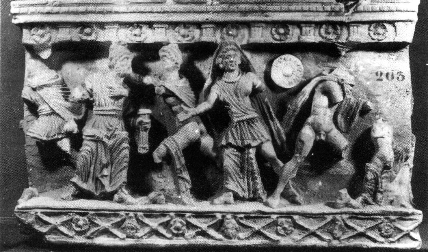Fig. 24 - Cassa di urna in alabastro con cornice di tipo Ne zoccolo di tipo I (Volterra, Museo Guarnacci, inv. n. 203).