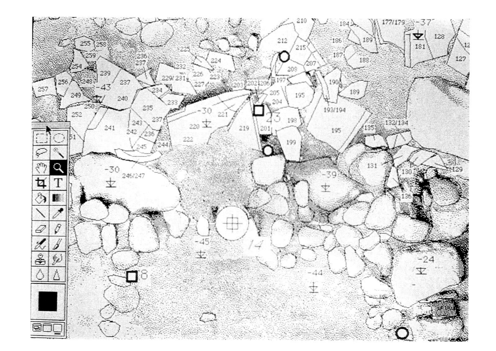 Fig. 3 - Piano di Misano, settore IV, isolato 2, plateia B, zona Ovest. Dettaglio del rilievo della canaletta lungo il muro Nord, con particolare del piano in ciottoli della muratura e frammenti di embrici utilizzati per la copertura della canaletta (videata di parte del documento in Photoshop 1.0.7). In fase di ripresa, il commento sonoro ha consentito il rilievo, la numerazione e la descrizione di 963 frammenti di embrici nel tempo di 210 minuti.