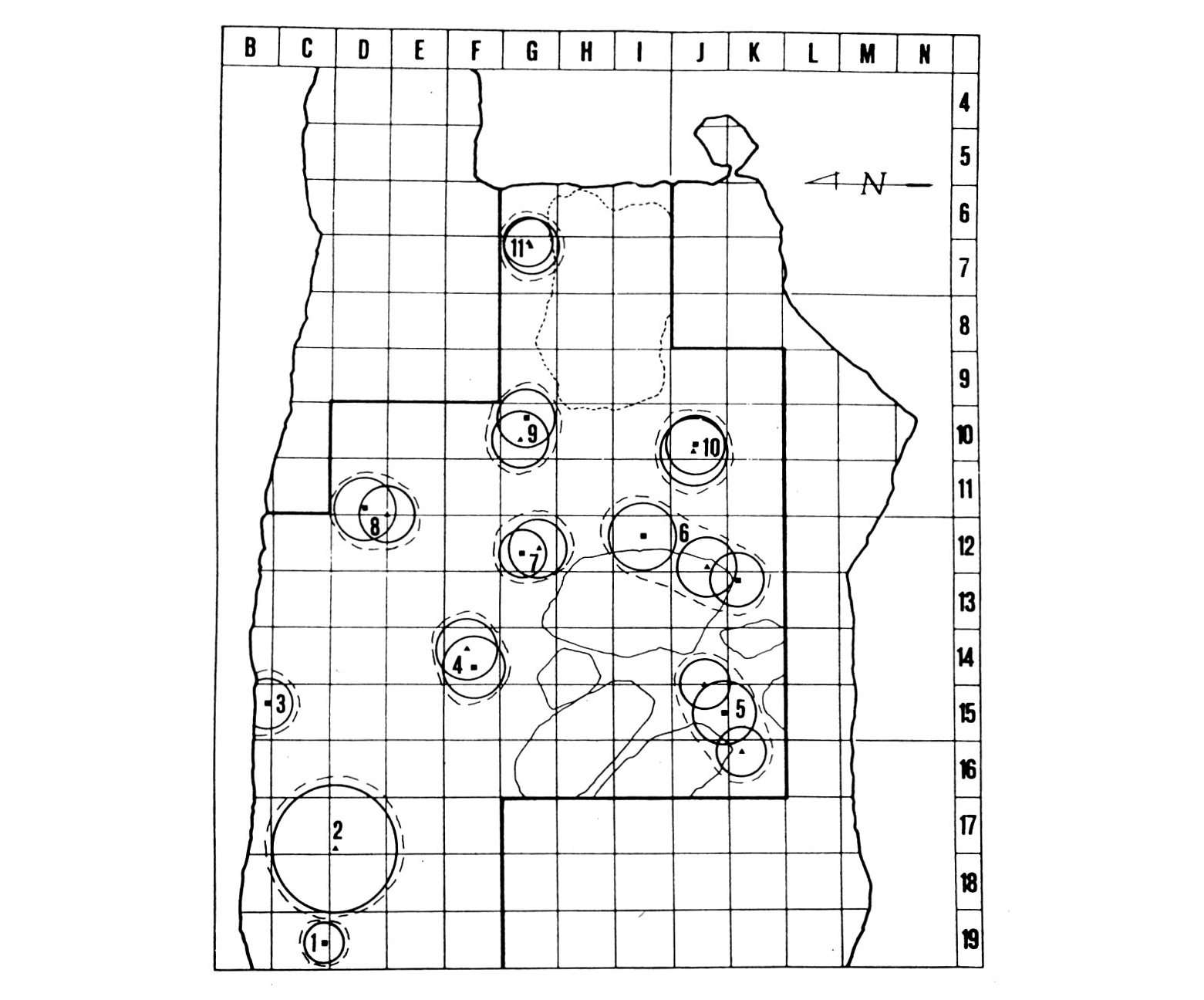 Fig. 13 - Mappa della distribuzione spaziale dei 10 gruppi di industria litica e degli 11 gruppi dei resti ossei derivati dalla "k-means cluster analysis" per lo strato VIII di Grotta Vaufrey. I quadratini in nero rappresentano la posizione dei centroidi per i gruppi ossei e i triangoli la posizione di quelli dei gruppi di industria litica (da SIMEK 1988).