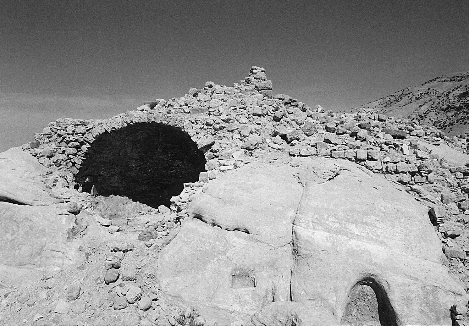 Fig. 7 – Sagrato cimiteriale al culmine della rampa d’accesso antistante l’ingresso principale allachiesa fortificata (Wu’ayra).