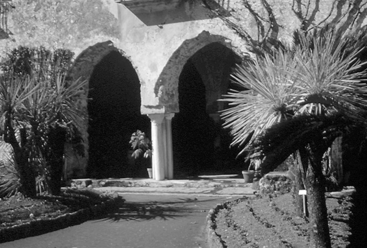 Fig. 1 – Porticato della “sala da pranzo” (Villa Rufolo - Ravello).