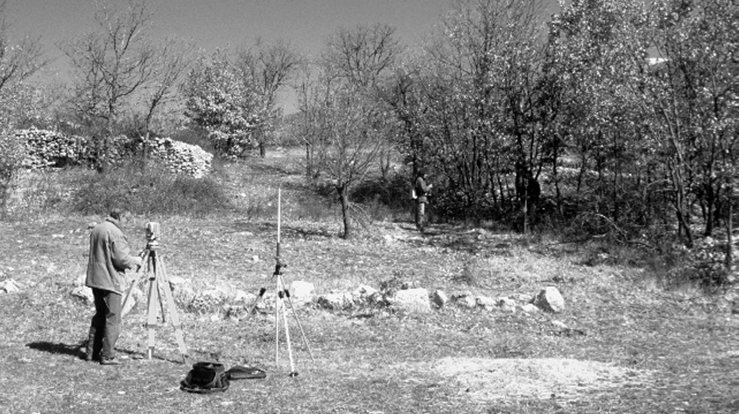 Fig. 1 – Colle Breccioso. Sono visibili la cisterna e le strutture di terrazzamento.