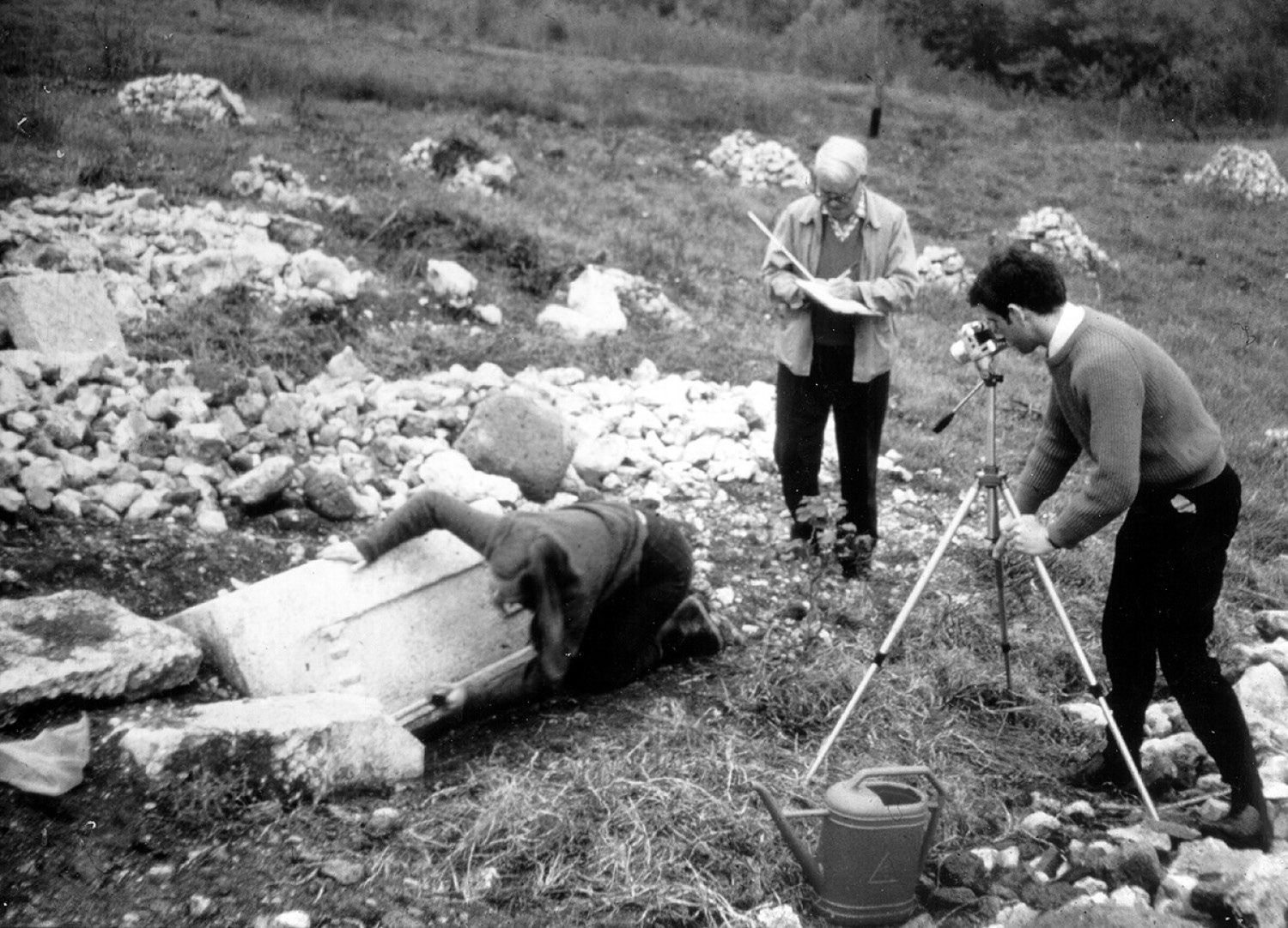 Fig. 3 – John Ward-Perkins in the field during the South Etruria Survey recording an inscription (Photograph reproduced with the permission of the British School at Rome Library Archive, Ward-Perkins archive).