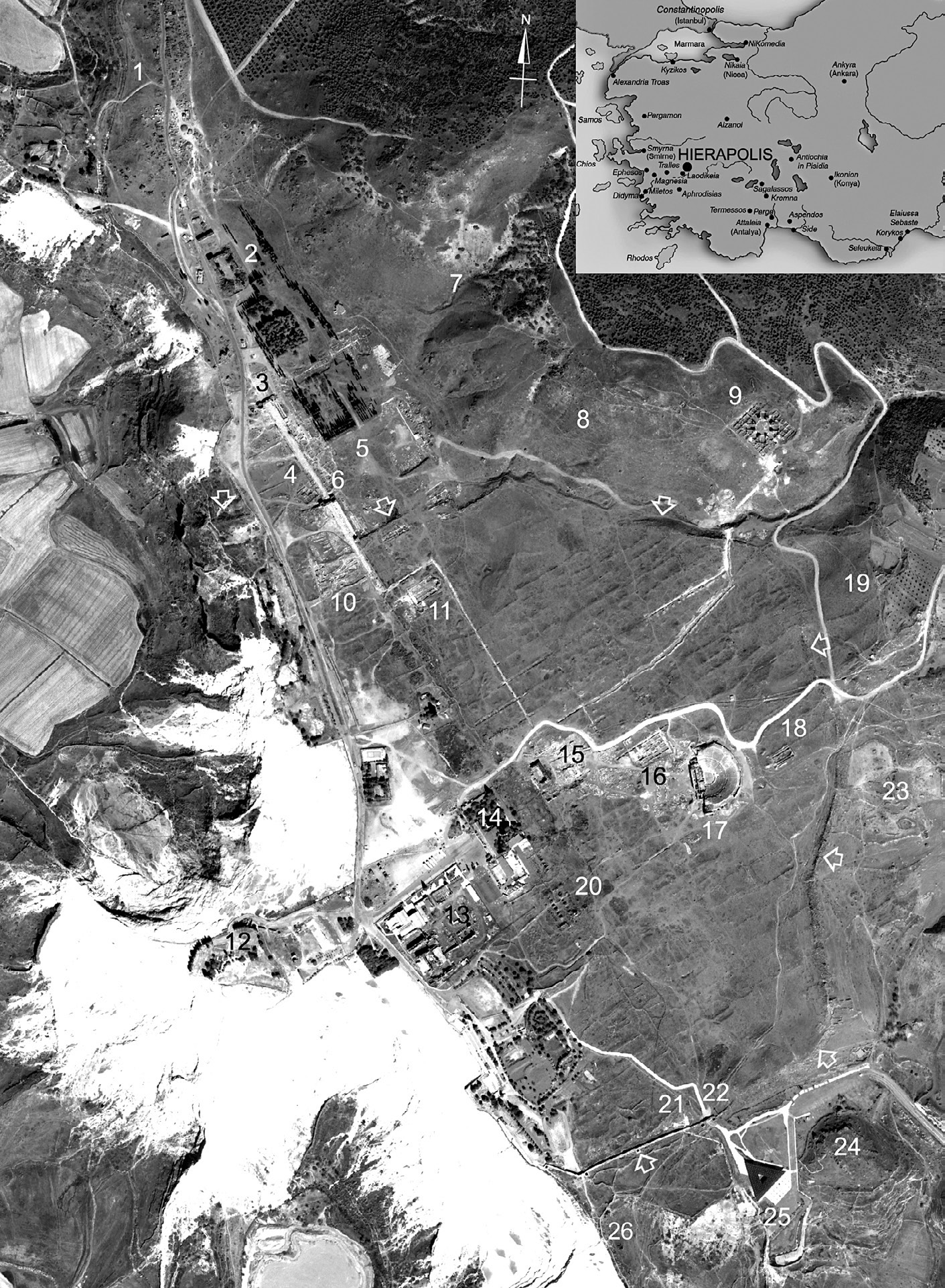 Fig. 1 – Immagine satellitare pancromatica del 2005 incui compaiono l’area urbana e le necropoli di Hierapolis di Frigia: 1,Necropoli Nord; 2,Terme-Chiesa; 3, Porta diFrontino Nord; 4,Plateia (Viadi Frontino); 5, Agora Nord; 6, Porta Bizantina Nord; 7, Teatro Nord; 8, Necropoli Nord-Est; 9, Martyrion di S. Filippo; 10, Terme Flavie (c.d. Grande Edificio); 11,Cattedrale; 12, Fortezza Selgiuchide; 13, Terme Centrali; 14, Agora Civile; 15, Santuario di Apollo; 16, Insula 104 (abitazioni dietàimperiale e bizantina); 17,Teatro; 18, Chiesa sopra il Teatro; 19, Castellum Aquae; 20, Chiesa a pilastri; 21, Ginnasio; 22, Porta Bizantina Sud; 23,Necropoli Est; 24,Necropoli Sud-Est; 25, Porta di Frontino Sud; 26, Necropoli Sud-Ovest. Le frecce indicano la cinta muraria proto-bizantina. Nel riquadro in alto a destra compare la Turchia sud-occidentale.