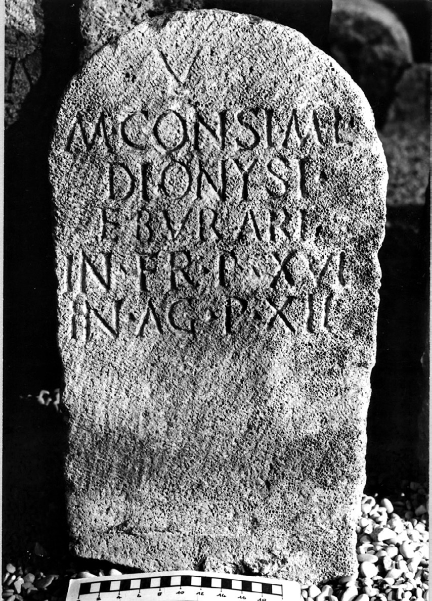 Fig. 5 – Terminus relativo al recinto sepolcrale dell’eburarius M. Consius M.l. Dionysius (CIL, VI 37793; foto da Imagines - Roma 2, 2966).