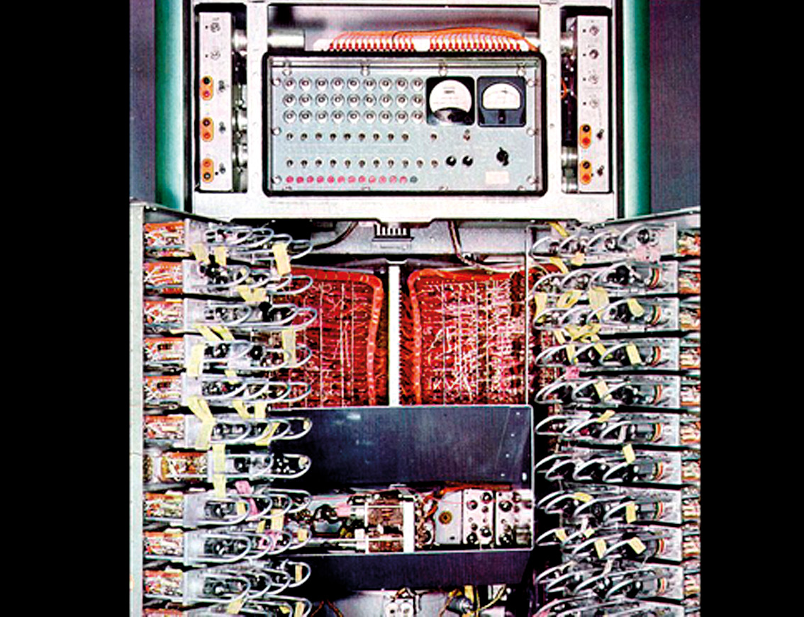 Fig. 9 – Il primo calcolatore funzionante in Italia, portato dagli Usa dal prof. Dadda al Politecnico di Milano nel 1954.