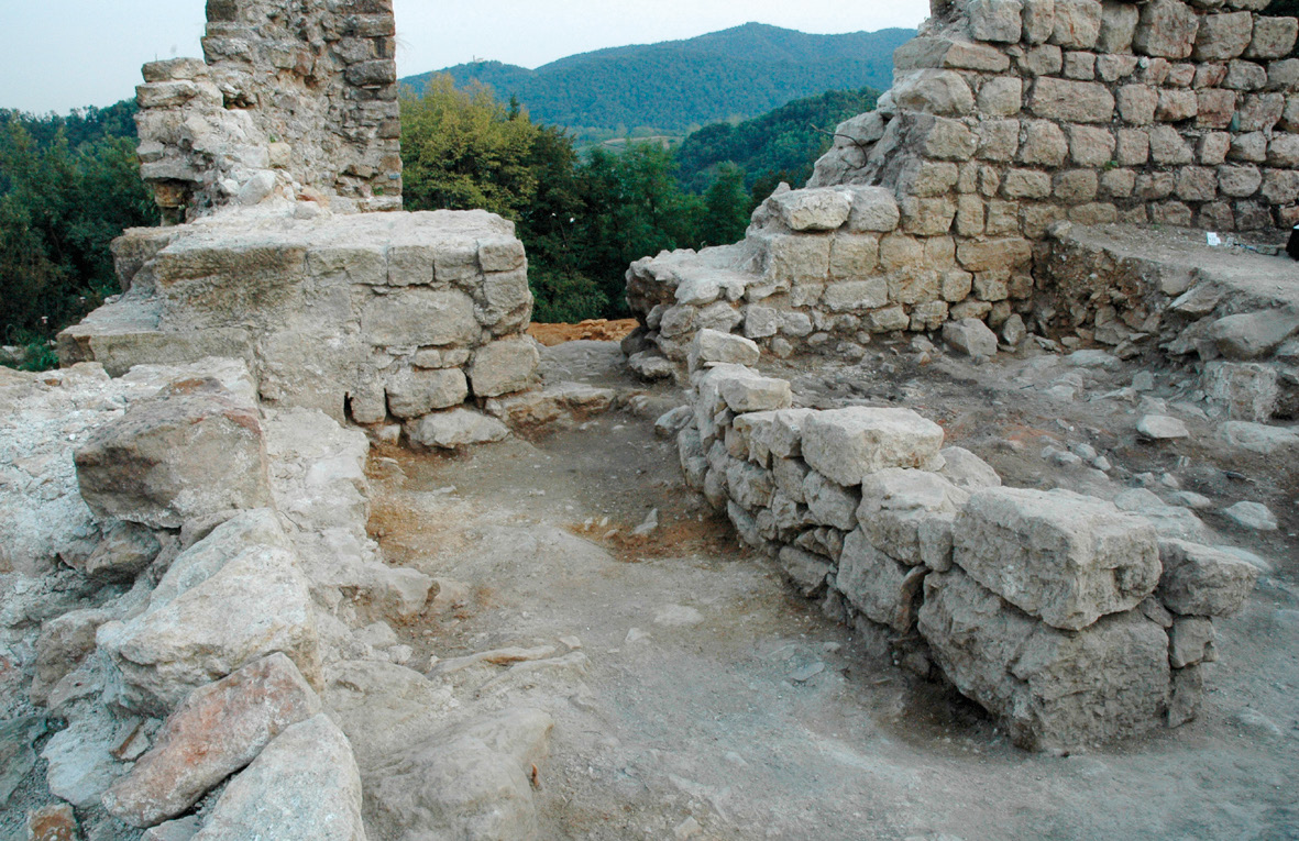 Fig. 7 – Particolare del settore I: a destra la postazione militare e di fronte il taglio realizzato nel perimetrale nord della torre (foto M. Frassine).