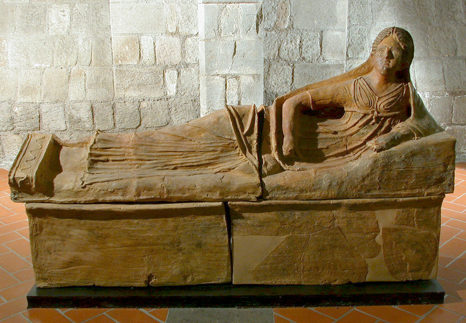 Fig. 7 – Esempi di reperti composti da più oggetti finiti e funzionalmente complementari: sarcofago e coperchio (museo di Viterbo).