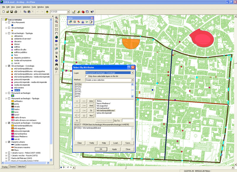 Fig. 2 – Ambiente GIS, LUCA: consultazione dei dati relativi al teatro romano. In sovrapposizione le schede della Bibliografia e della Documentazione fotografica.