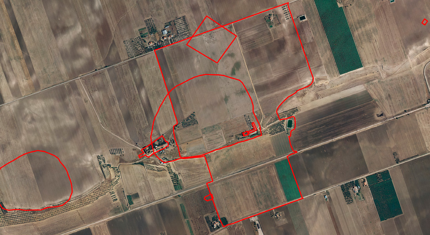 Fig. 3 – Example of a Pluristratified Site in Ponte Albanito (Fg, Apulia): Neolithic villages, Roman farmhouse, Roman villa, Medieval farmhouse (“masseria”), Medieval castle.