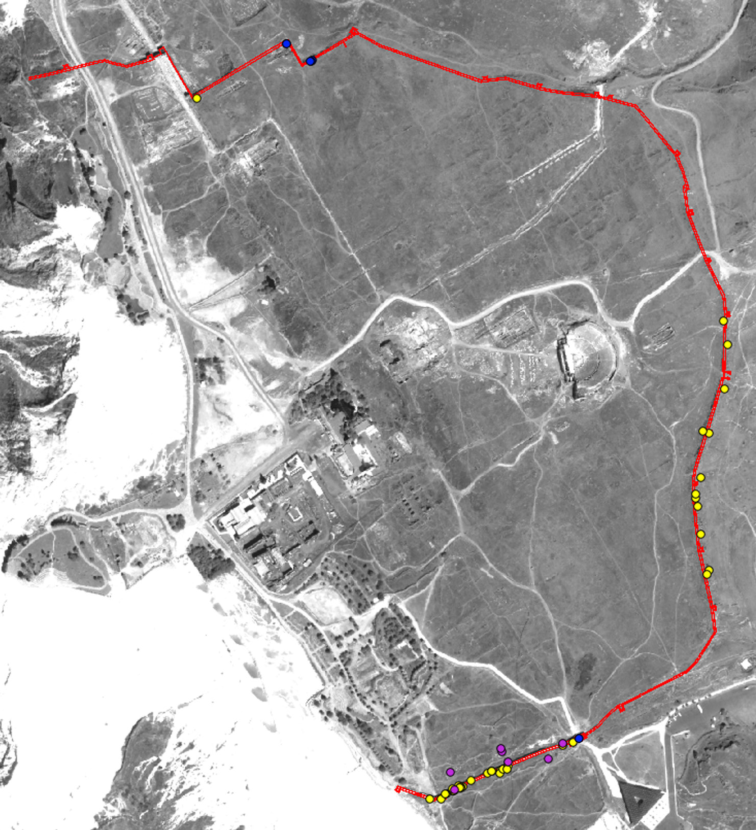 Fig. 14 – Distribuzione degli elementi architettonici provenienti dal Ginnasio (in fucsia), dall’Agorà Nord (in blu; è aggiunta anche l’iscrizione rinvenuta nel 1993 presso la Porta Sud) e dalla Plateia (in giallo) riutilizzati lungo le mura.