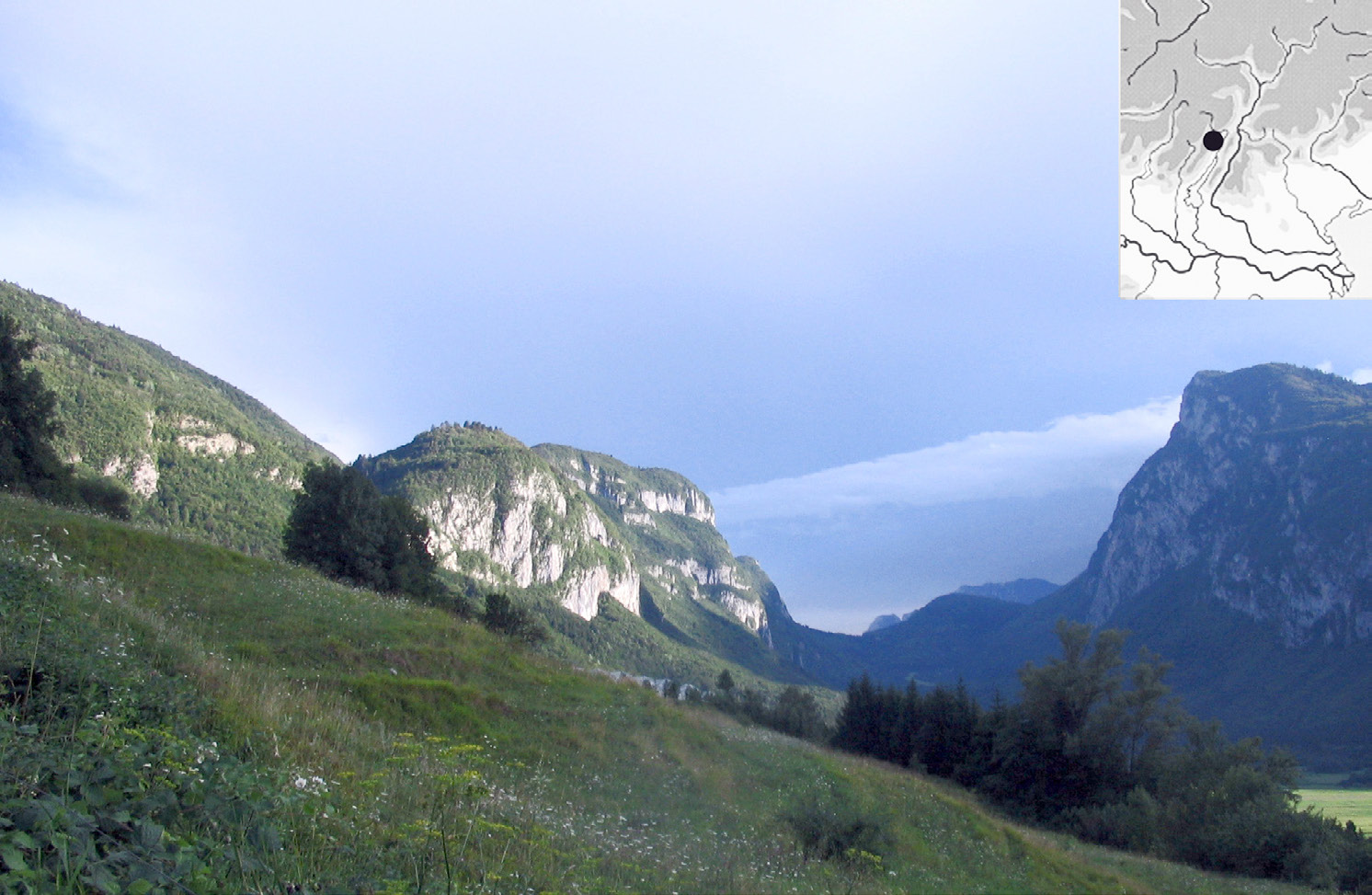 Fig. 1 – Valli Giudicarie: panoramica della val Lomasona con al centro il Monte di San Martino (foto Enrico Cavada).