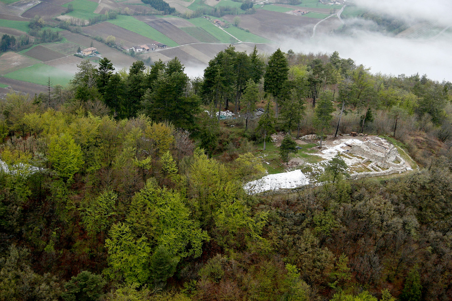 Fig. 2 – Monte di San Martino: veduta aerea con il tratto sommitale e i ruderi degli edifici a scavo ultimato (foto Giovanni Holzer 2009).