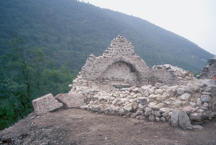 Fig. 3 – Monte di San Martino: ruderi dell’oratorio medievale (foto Giovanni Bellosi 2005).