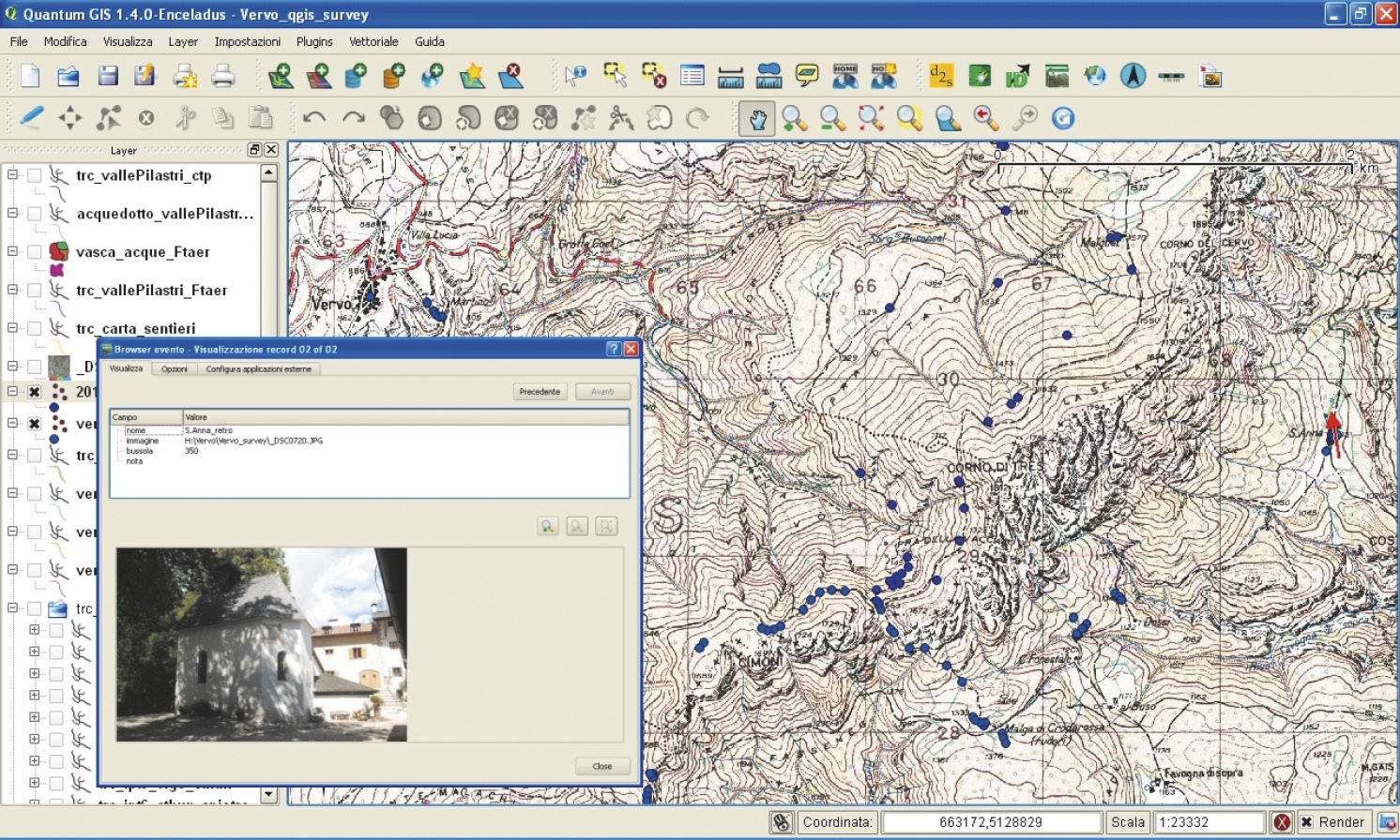 Fig. 3 – Screenshot di QGis con visualizzazione dei punti di interesse ripresi durante il survey con collegamento ipertestuale all’immagine dell’oratorio di Sant’Anna (finestra popup); la freccia rossa indica il punto di scatto e la direzione dell’inquadratura (elaborazione e foto M. Frassine).