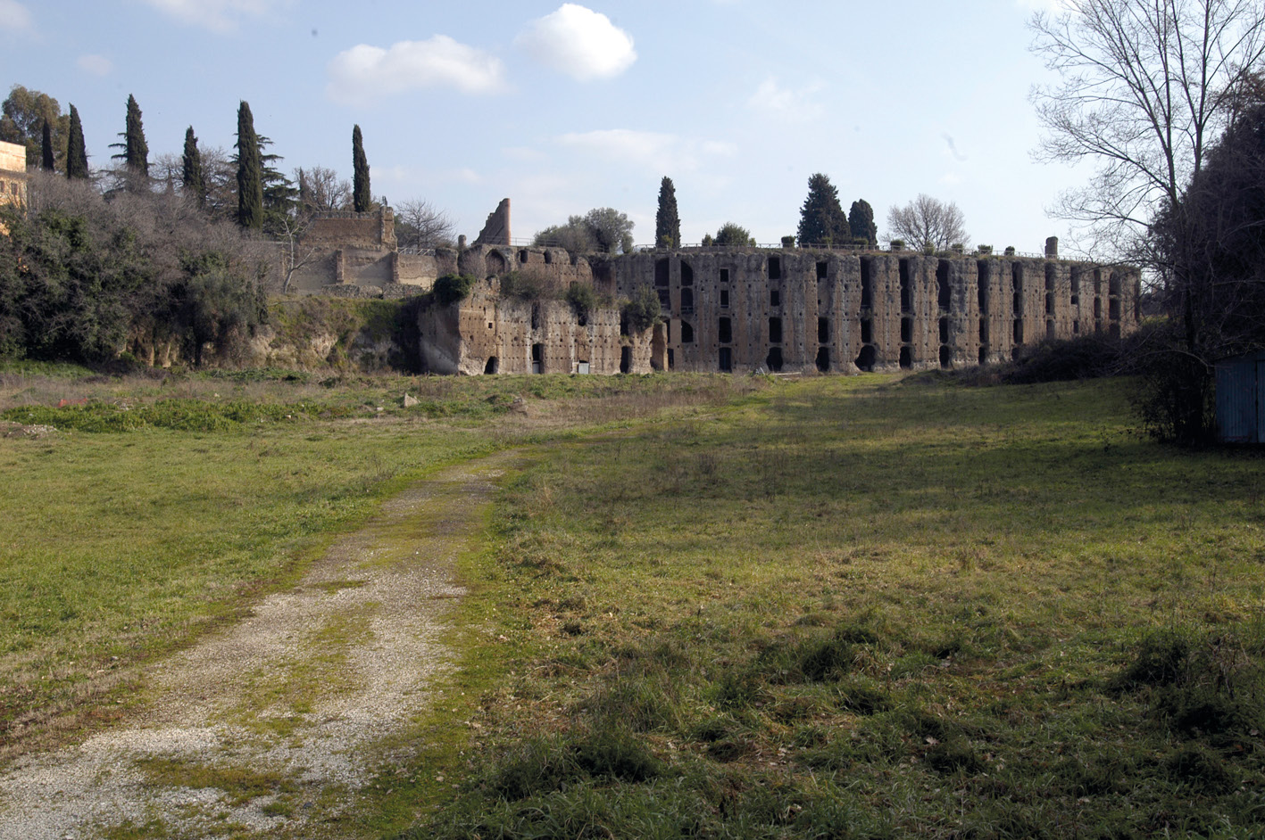 Fig. 3 – Immagine del terrazzamento su cui è costruito il Pecile e il cui muro di sostegno è realizzato con un complesso di camere note come Cento Camerelle.