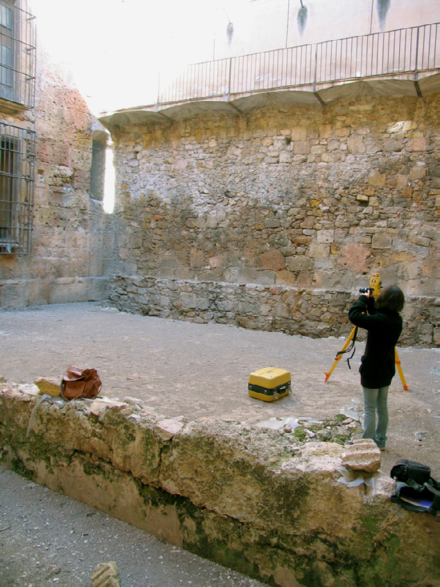 Fig. 2 – Patio del Museo Diocesano di Tarragona; a destra, il paramento romano che costituisce parte della cosiddetta “sala axial” (foto J.M. Puche).