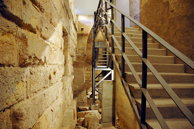 Fig. 5 – Resti del muro del portico occidentale della terrazza superiore attualmente inclusi nella canonica della cattedrale di Tarragona (foto autore).