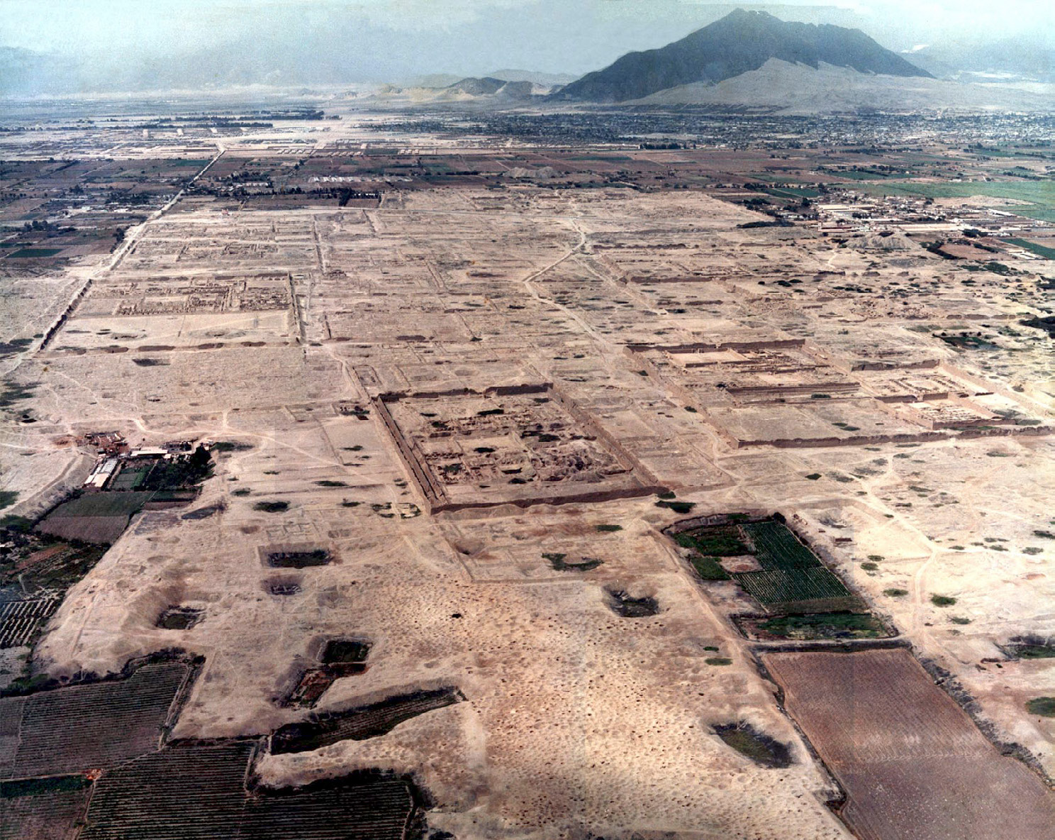 Fig. 1 – Chan Chan. An aerial view of the monumental site (photo Consorcio Chimú, Odebrecht – Graña y Montero 1990).