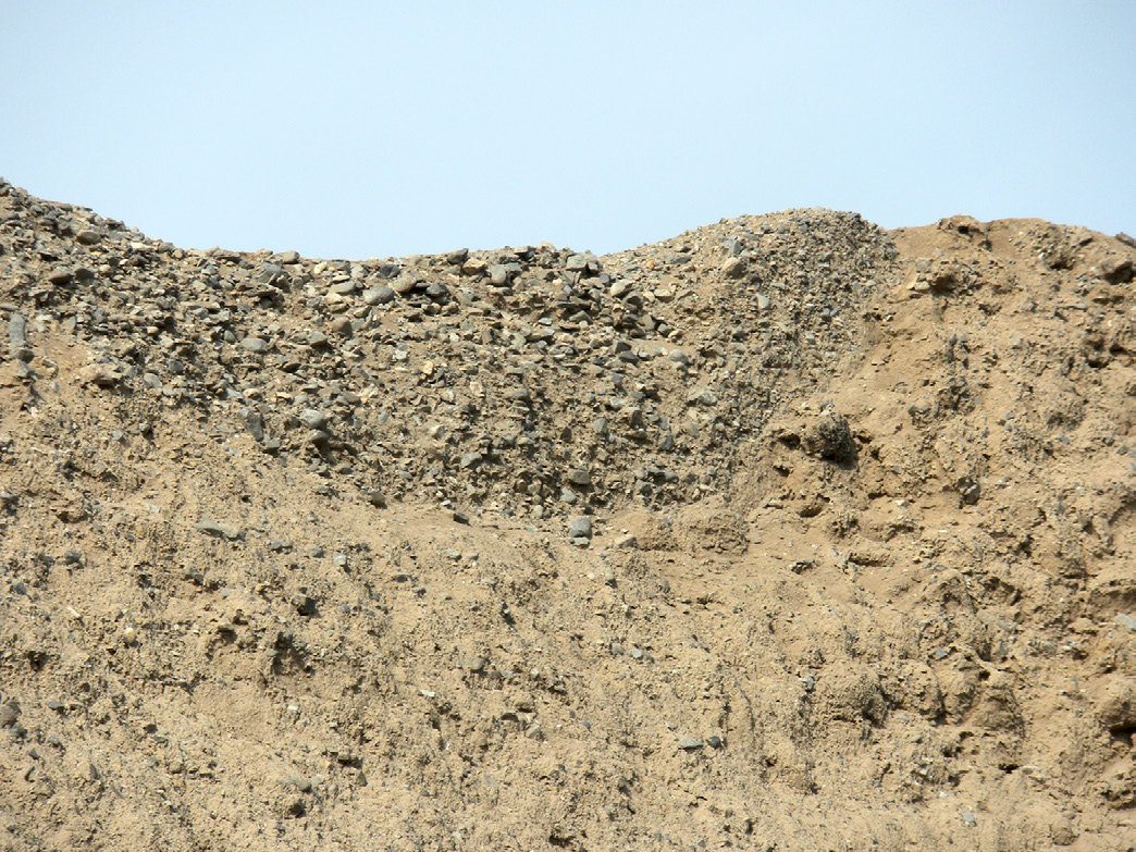 Fig. 9 – The outside of the southern wall of Ciudadela Rivero: the original structure in tapia at the centre and all around it an adobe coating.