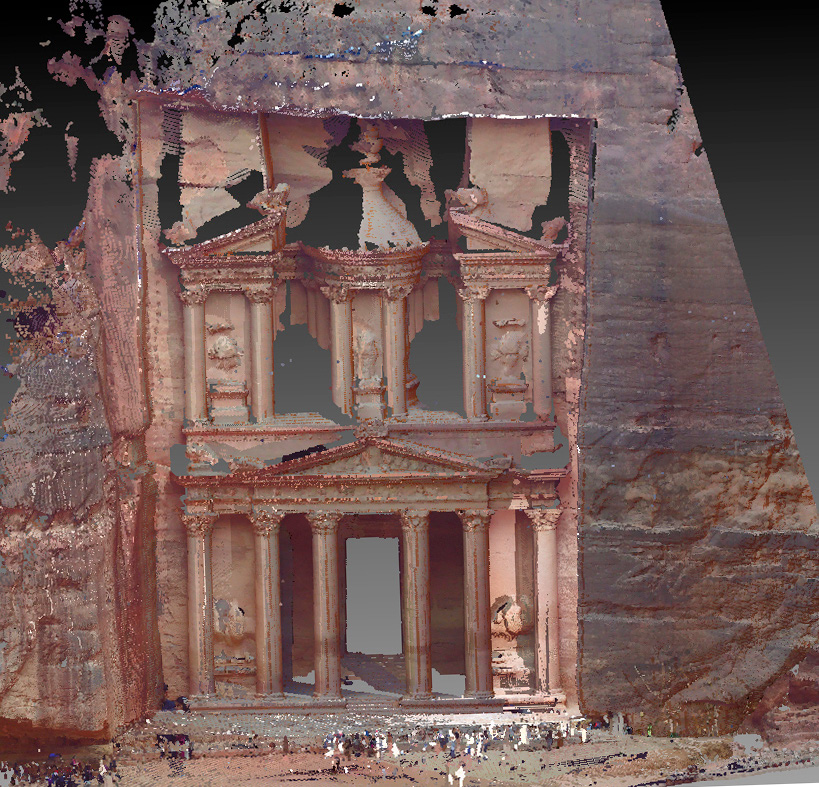 Fig. 2 – Registrazione di diverse nuvole con contenuto colorimetrico prese in diverse ore del giorno da diverse posizioni della stessa area monumentale. L’effetto finale della nuvola colorata sminuisce la bellezza del modello ottenuto (Petra, al-Khazneh o “Tomba del Tesoro”).