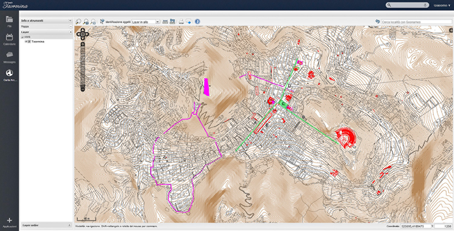 Fig. 2 – Carta Archeologica di Taormina: vista d’insieme dell’abitato e delle evidenze archeologiche all’interno del servizio cartografico del GIS cloud. In rosso sono indicati i resti di epoca ellenistica e romana, in fucsia quelli di età medievale; in verde sono evidenziati i principali assi viari antichi e l’area di piazza Vittorio Emanuele II.