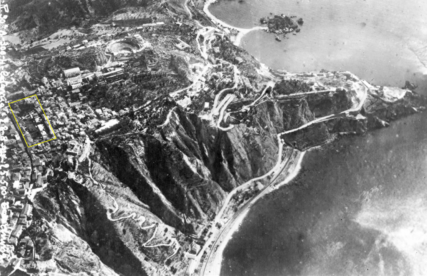 Fig. 5 – Taormina: foto aerea obliqua del centro della città scattata dalla Regia Aeronautica il 29 agosto del 1927 (Aerofototeca Nazionale); il riquadro evidenzia l’area del cd. Giardinazzo, ancora in parte libera da edifici.