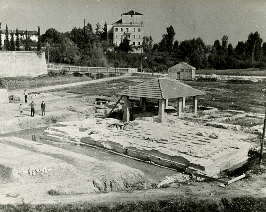 Fig. 3 – «Visione dello scavo archeologico di Torre, alla definitiva chiusura del Cantiere-Scuola, il 25 settembre 1952» (Archivio Ragogna in deposito presso l’Archivio di Stato di Pordenone).