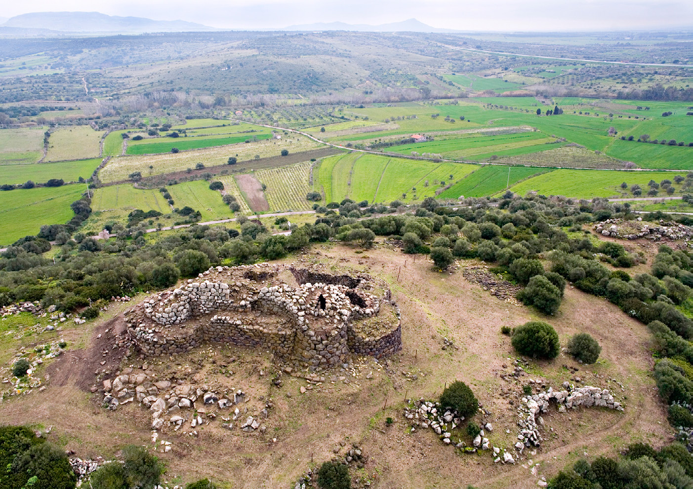 Fig. 1 – Mogoro, nuraghe Cuccurada (da NO). Sullo sfondo la valle del Rio Mogoro e l’altopiano di Perdiana (foto F. Nieddu).