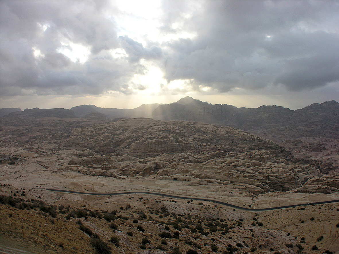 Fig. 1 – Vista panoramica dell’area di Petra in Giordania. Sullo sfondo è possibile vedere le rovine del castello crociato di Wu’Ayra.