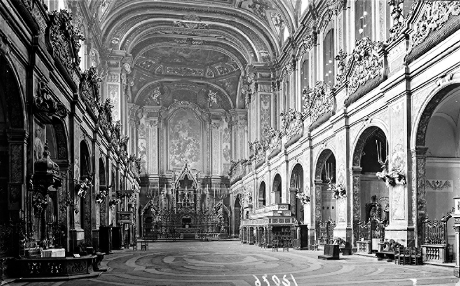 Fig. 9 – Interior view of the church of Santa Chiara in Naples before 1943 (Soprintendenza per i Beni architettonici, paesaggistici, storici, artistici ed etnoantropologici per Napoli e la provincia).