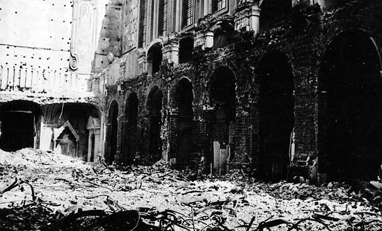 Fig. 10 – Interior view of the church of Santa Chiara in Naples destroyed by fire after the bombing of 4th August 1943 (Rome, The British School, WP[PHP]-War01-0051).