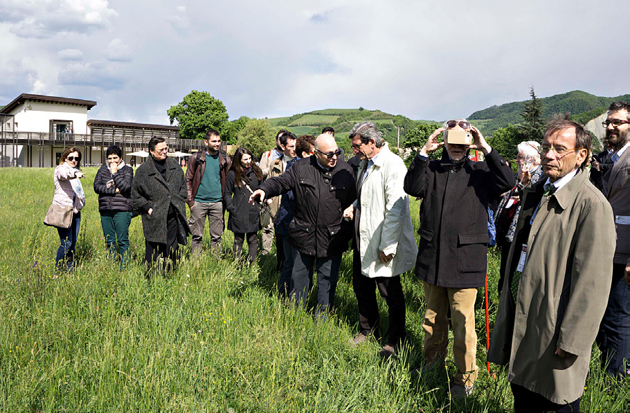 Fig. 2 – The demonstration in the Archaeological Park of Marzabotto (in the first line, from the right: Giuseppe Sassatelli, Francesco Roncalli, Adriano Maggiani, Mario Torelli).