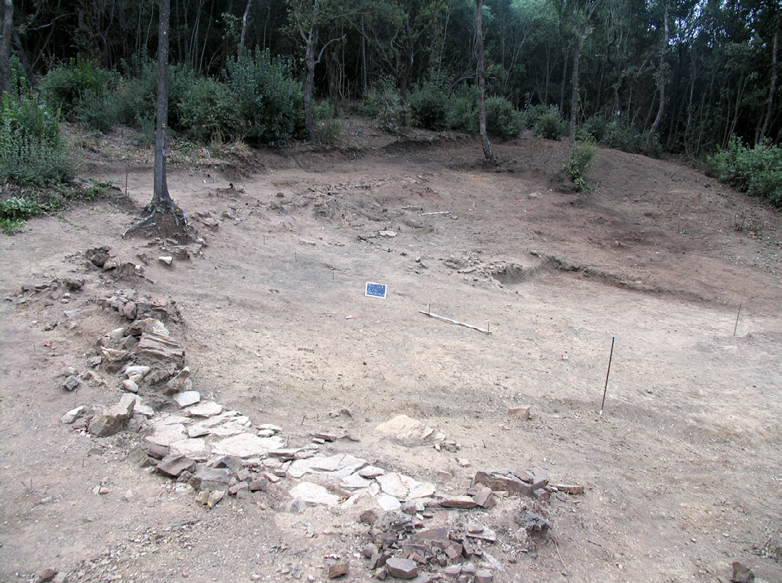 Fig. 12 – Accesa, area E, muro a difesa delle abitazioni a valle.