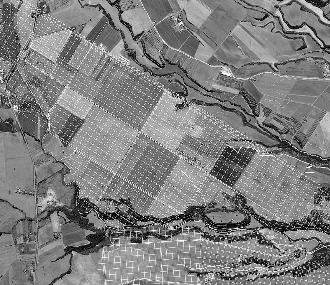 Fig. 2 – Sovrapposizione della maglia geometrica di modulo pari a 1 heredium (lato: 240 p = 64,87 m) alla foto satellitare (Google Earth) dalla quale si osserva la piena aderenza tra la ripartizione geometrica considerata e le preesistenze rilevate nel corso delle indagini archeologiche (marcate con linee più spesse).