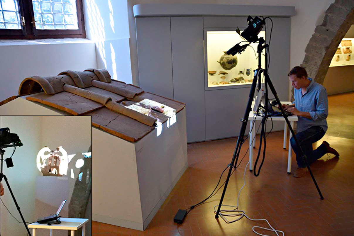 Fig. 5 – Scanning the roof and acroterion of House B in the Viterbo Museum. Author: P.S. Lulof.