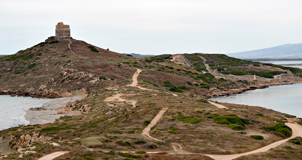 Fig. 1 – Tharros, the gulf, the San Giovanni hill and the isthmus Sa Codriola. Author: A.C. Fariselli.