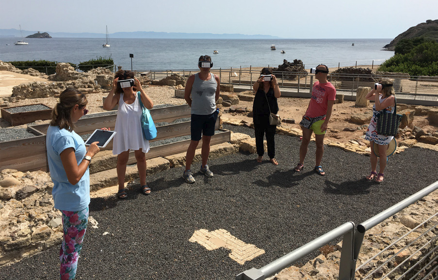 Fig. 4 – A Group of tourists led by a guide in the virtual visit of the so-called Roman Temple court (July 2016).