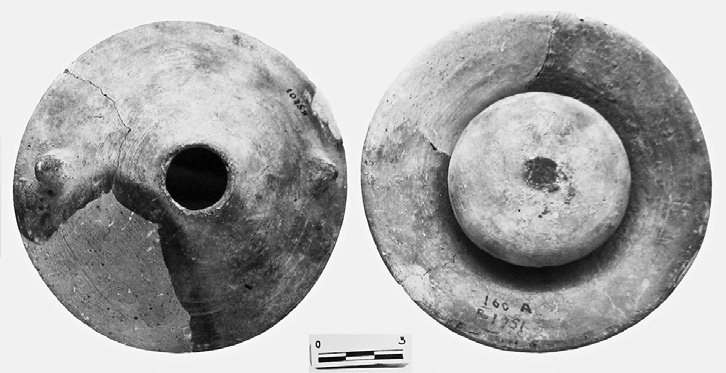 Fig. 3 – Fire-box fittile, Festòs, Quartiere protopalaziale di Sud-Ovest, Vano IL. Reperto ID 468 (n. inv. 160a). Diapositiva SAIA 16885, 16886.