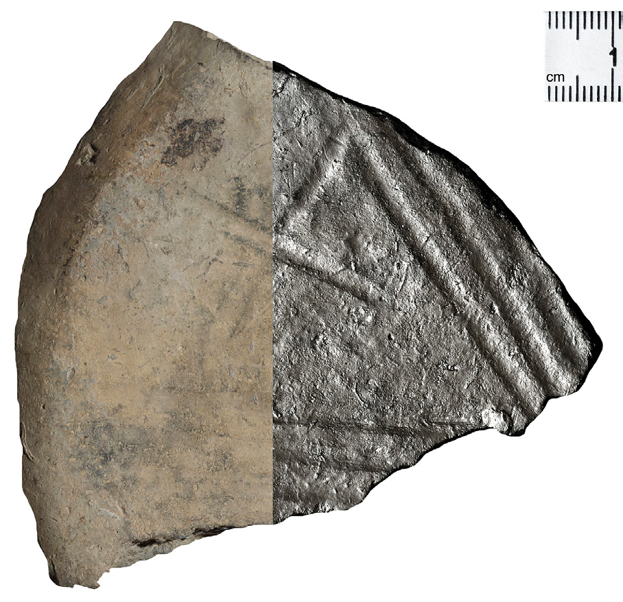 Fig. 6 – Confronto tra foto e immagine RTI. Parete con decorazione a solcature, media età del Bronzo (tra XVI e XIV secolo a.C.), abitato di via Ordiere, Solarolo (RA). Progetto RTI 1 (per un elenco dei progetti v. Fig. 4).