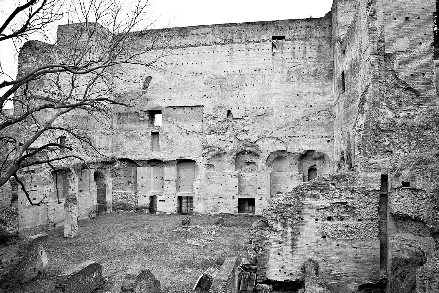 Fig. 1 – Roma, Foro Romano-Palatino, Aula Ovest del Complesso di Domiziano (foto F. Sommaini).