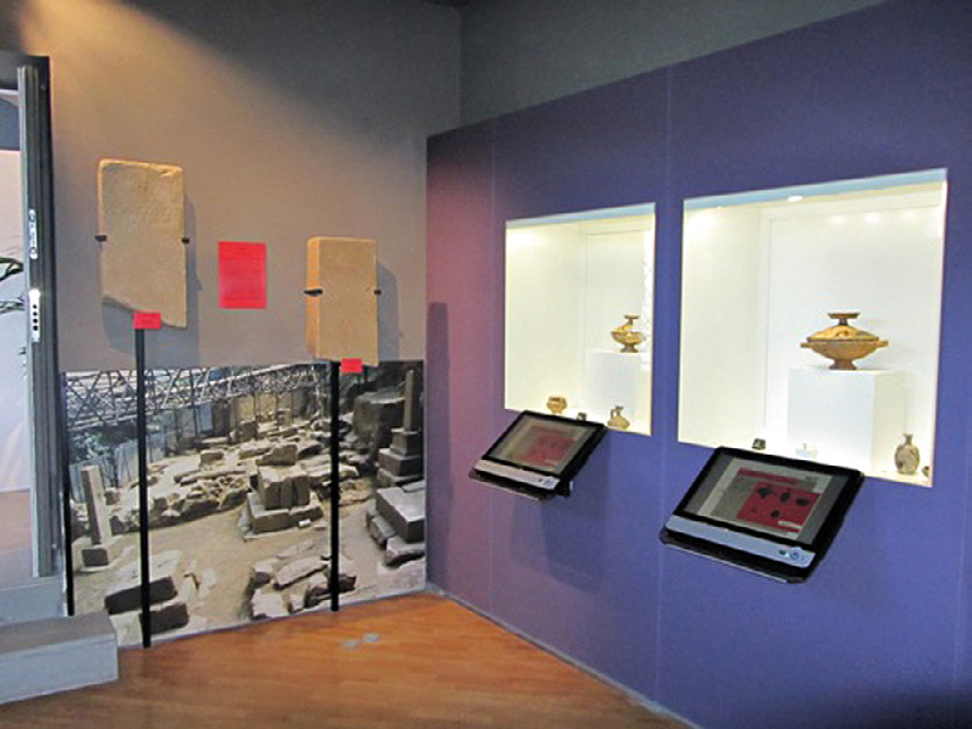 Fig. 5 – Museo Archeologico “Santi Furnari”, particolare delle vetrine, sala piano terra.