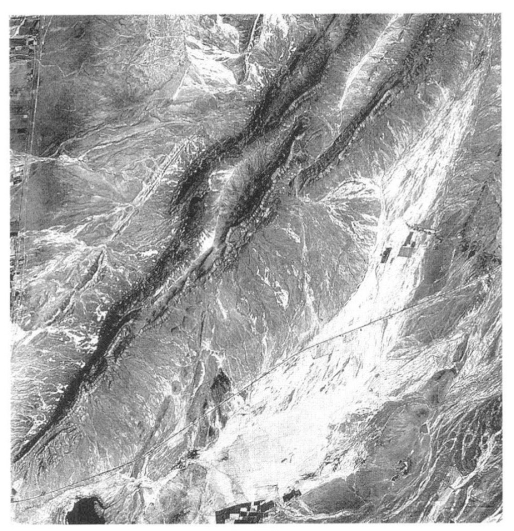 Fig. 2 – Immagine SPOT-Pancromatica, 29.05.1993. Area a sud di Palmyra (Al Bakhra).