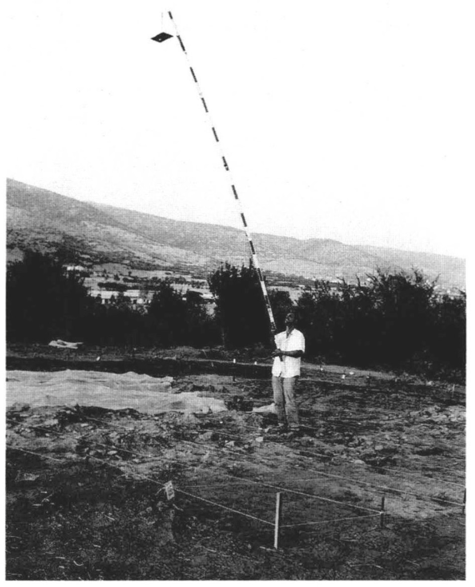 Fig. 1 – A simple monopod construction with a telescopic plastic tube and an automatic system for horizontal liveling.