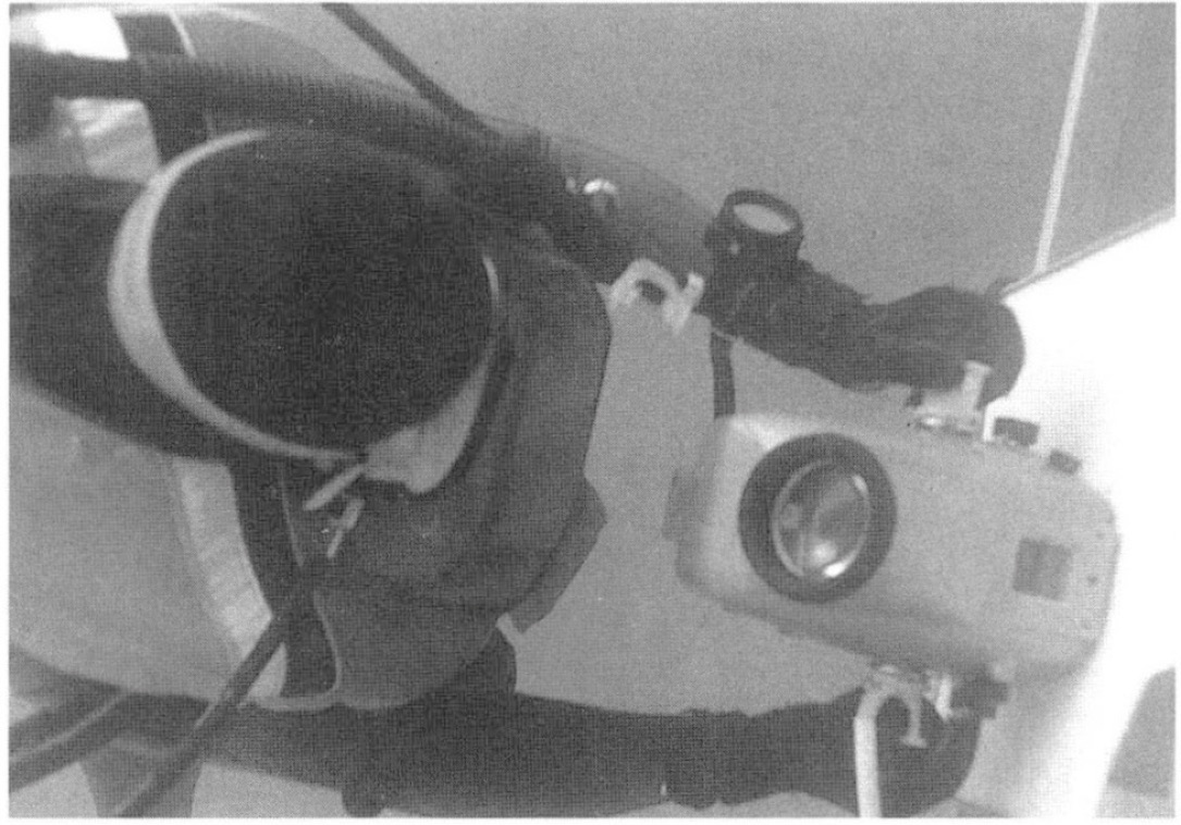 Fig. 3 – Anexample ofshipwreck vertical shooting. Thediver-operator canprecisely regulate his height inflating or deflating hisjacket (A). Thehorizontal level of thecamera canbecontrolled with a bull’eye level (B)(from the“LaThérèse” shipwreck, Herakleion Crete).