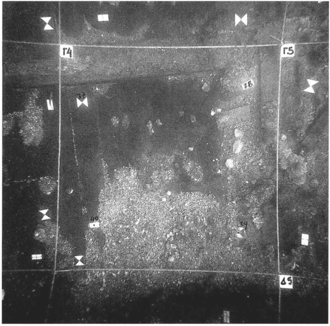 Fig. 4 – The “La Thérèse” shipwreck. Anexample ofvertical shooting using aHASSELBLAD camera in anunderwater housing.